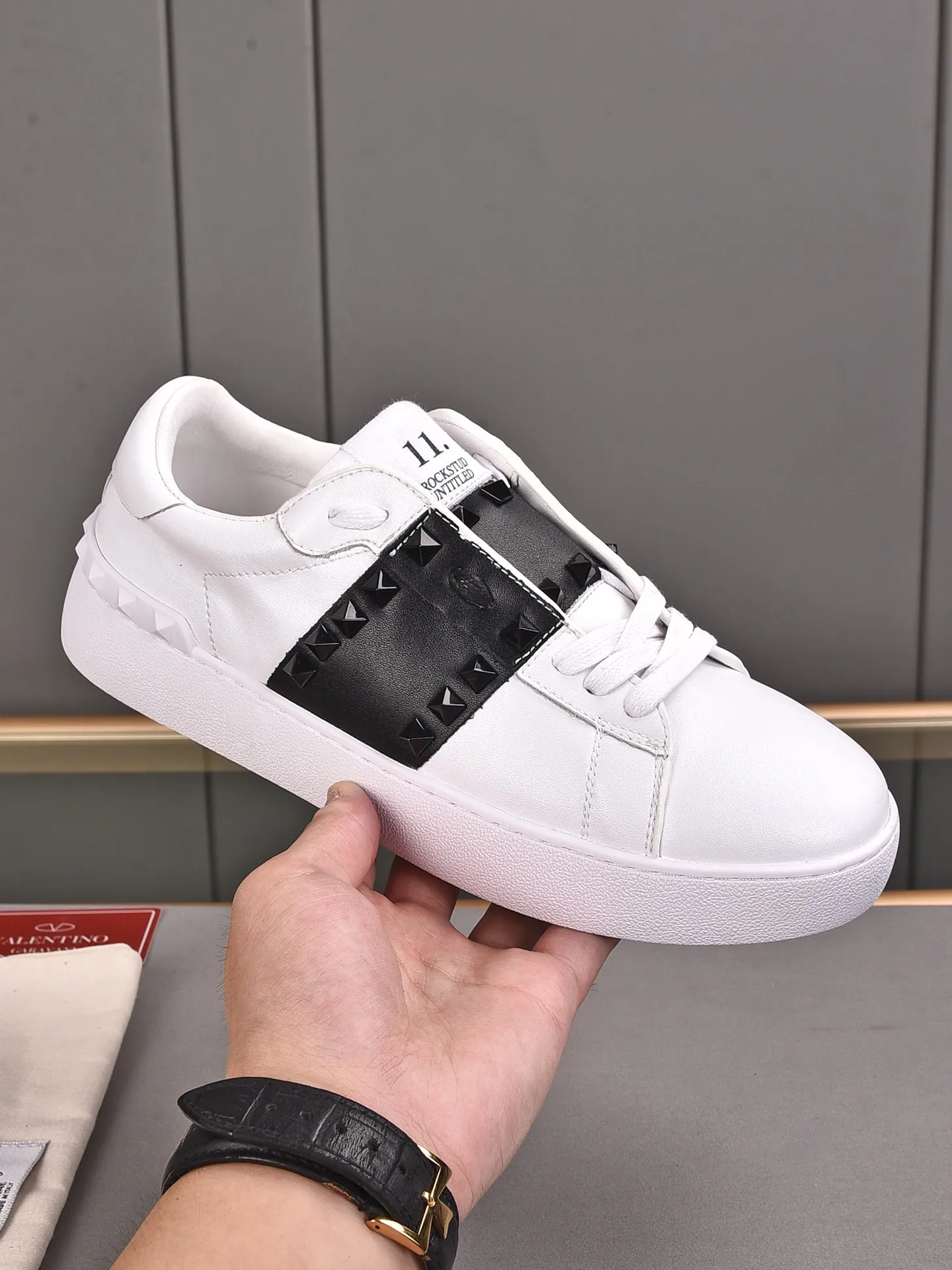 Men's shoes 440💰 (men and women couples) Valentino classic color matching series casual shoes. Made with heavy craftsmanship, good products pay attention to every detail. A must-have trendy item that can be worn all year round, it has been worn by many celebrities and Internet celebrities~~Imported cowhide surface, unique design concept, sheepskin lining, counter quality. Women’s clothing 35-40. Men’s clothing 39-44, 45-46 (returns and exchanges are not supported for custom-made items)